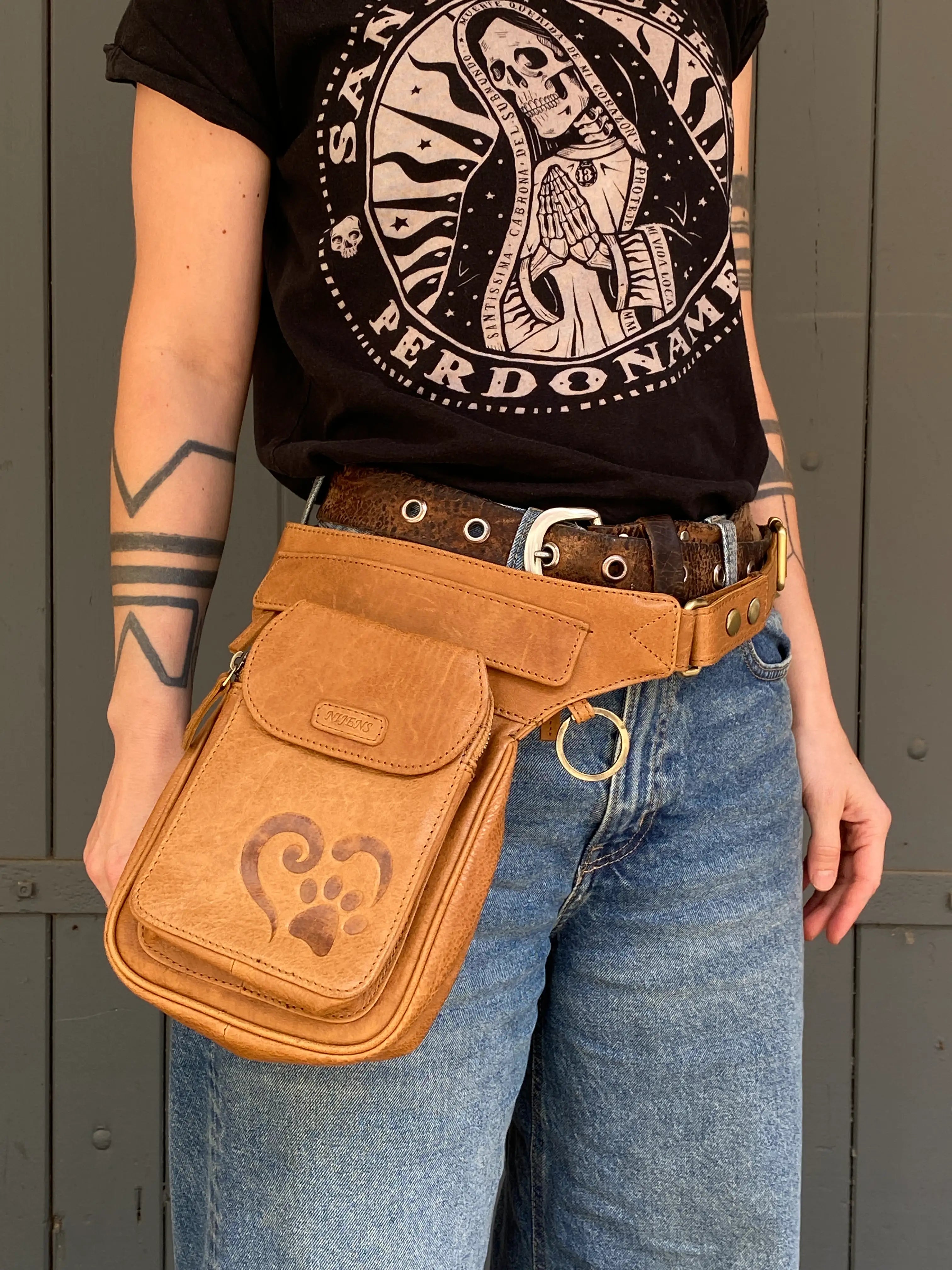 Umhängetasche, Gürteltasche aus Leder Hellbraun, mit Pfote im Herz
