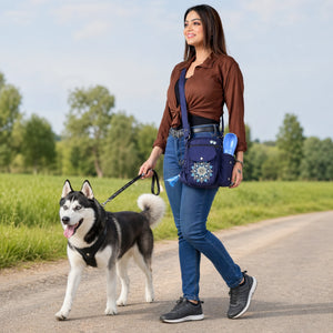 Frau mit dunkelblauer Nijens Hüfttasche und Sportschuhen spaziert mit einem Husky auf einem Feldweg in der Natur.