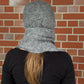 Nijens Balaclava in Dunkelgrau mit langen Schalenden am Model – Rückansicht