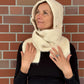 Nijens Balaclava in Creme mit langen Schalenden am Model