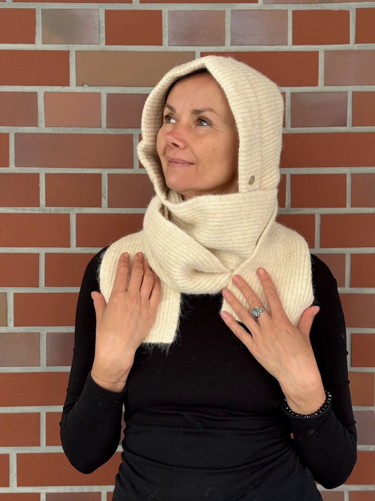 Nijens Balaclava in Creme mit langen Schalenden am Model