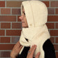 Nijens Balaclava in Creme mit langen Schalenden am Model - Seitenansicht.