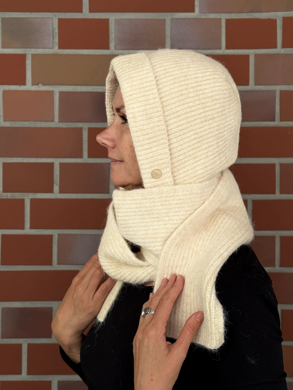 Nijens Balaclava in Creme mit langen Schalenden am Model - Seitenansicht.