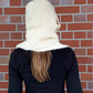 Nijens Balaclava in Creme mit langen Schalenden am Model - Rückansicht.