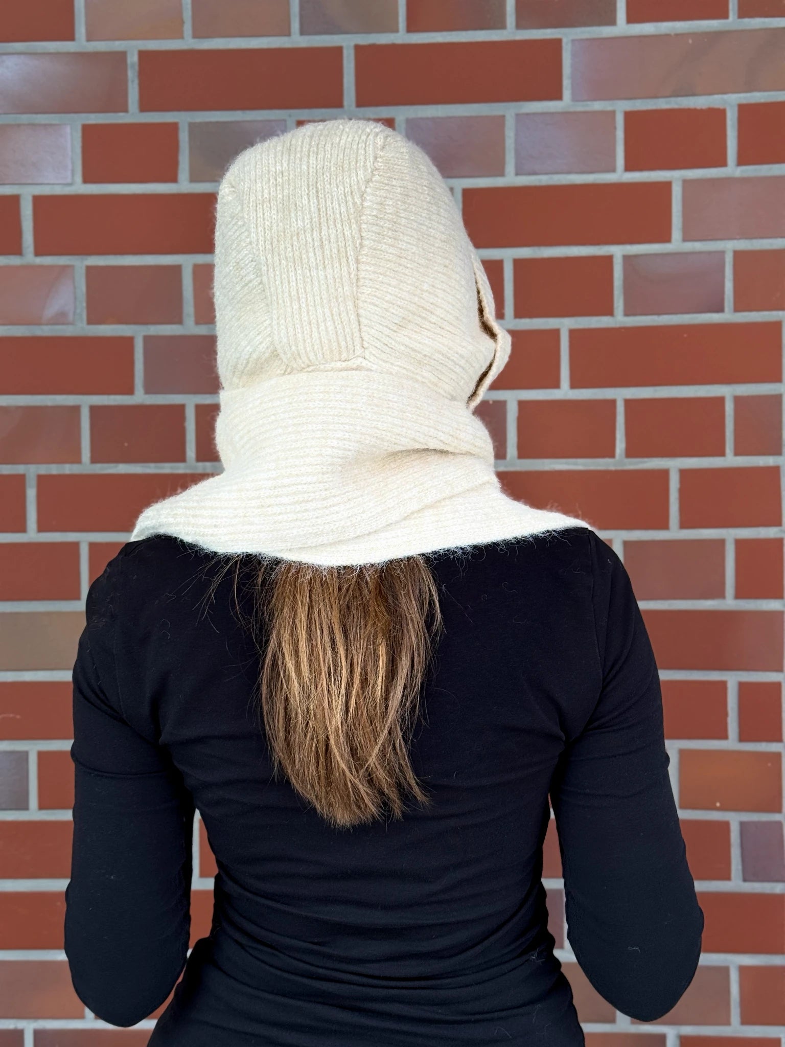 Nijens Balaclava in Creme mit langen Schalenden am Model - Rückansicht.