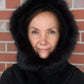 Nijens Balaclava Damen schwarz mit Kunstfell am Model – warmer Kapuzenschal für Winter