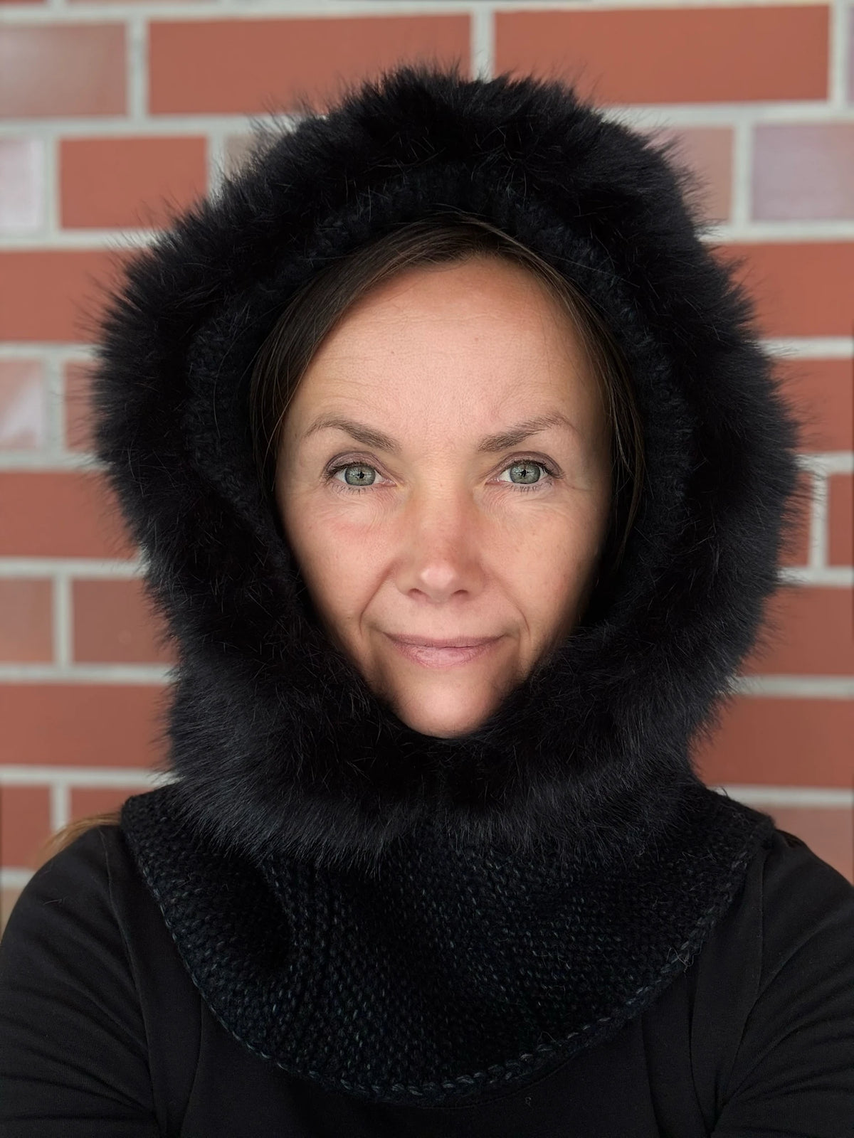Nijens Balaclava Damen schwarz mit Kunstfell am Model – warmer Kapuzenschal für Winter