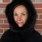 Nijens Balaclava Damen schwarz mit Kunstfell am Model – warmer Kapuzenschal für Winter. Frontalansicht.