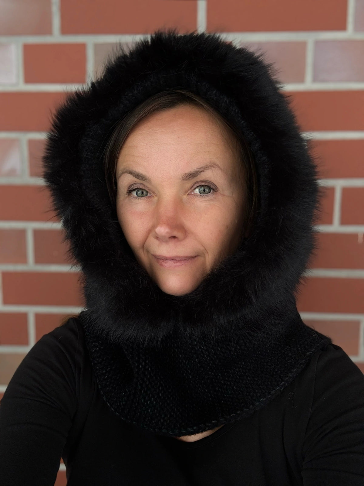 Nijens Balaclava Damen schwarz mit Kunstfell am Model – warmer Kapuzenschal für Winter. Frontalansicht.