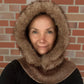 Nijens Balaclava Damen braun mit Kunstfell am Model – warmer Kapuzenschal für Winter