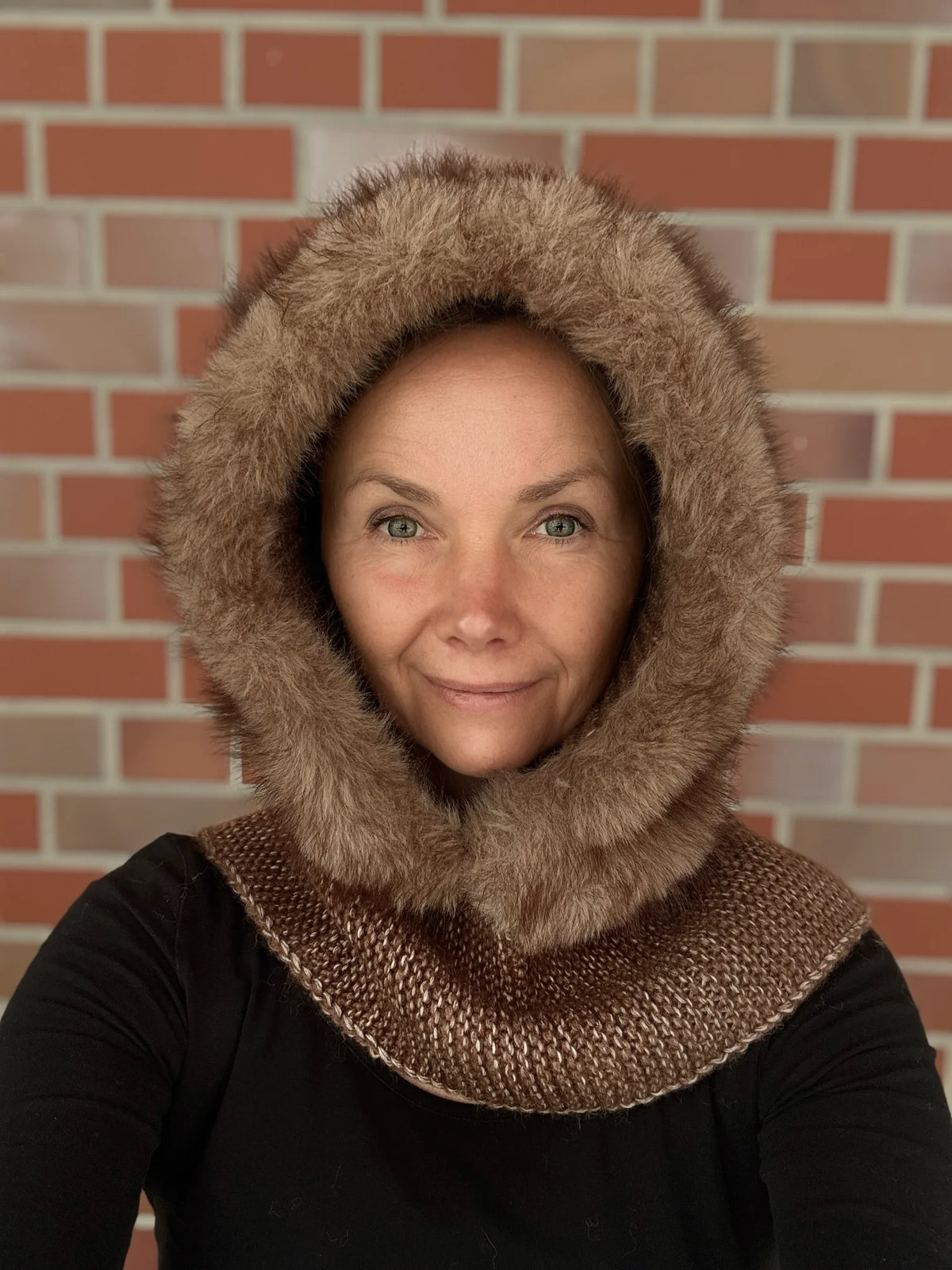 Nijens Balaclava Damen braun mit Kunstfell am Model – warmer Kapuzenschal für Winter