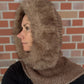 Nijens Balaclava Damen braun mit Kunstfell am Model – warmer Kapuzenschal für Winter. Seitenansicht.