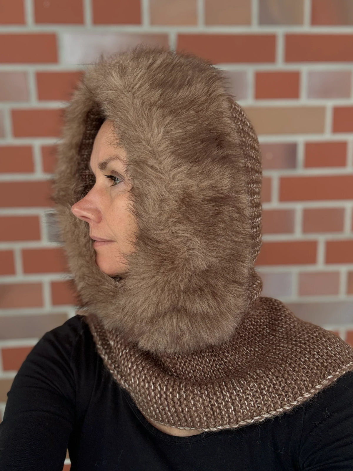 Nijens Balaclava Damen braun mit Kunstfell am Model – warmer Kapuzenschal für Winter. Seitenansicht.