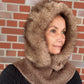 Nijens Balaclava Damen braun mit Kunstfell am Model – Kapuzenschal für Winter