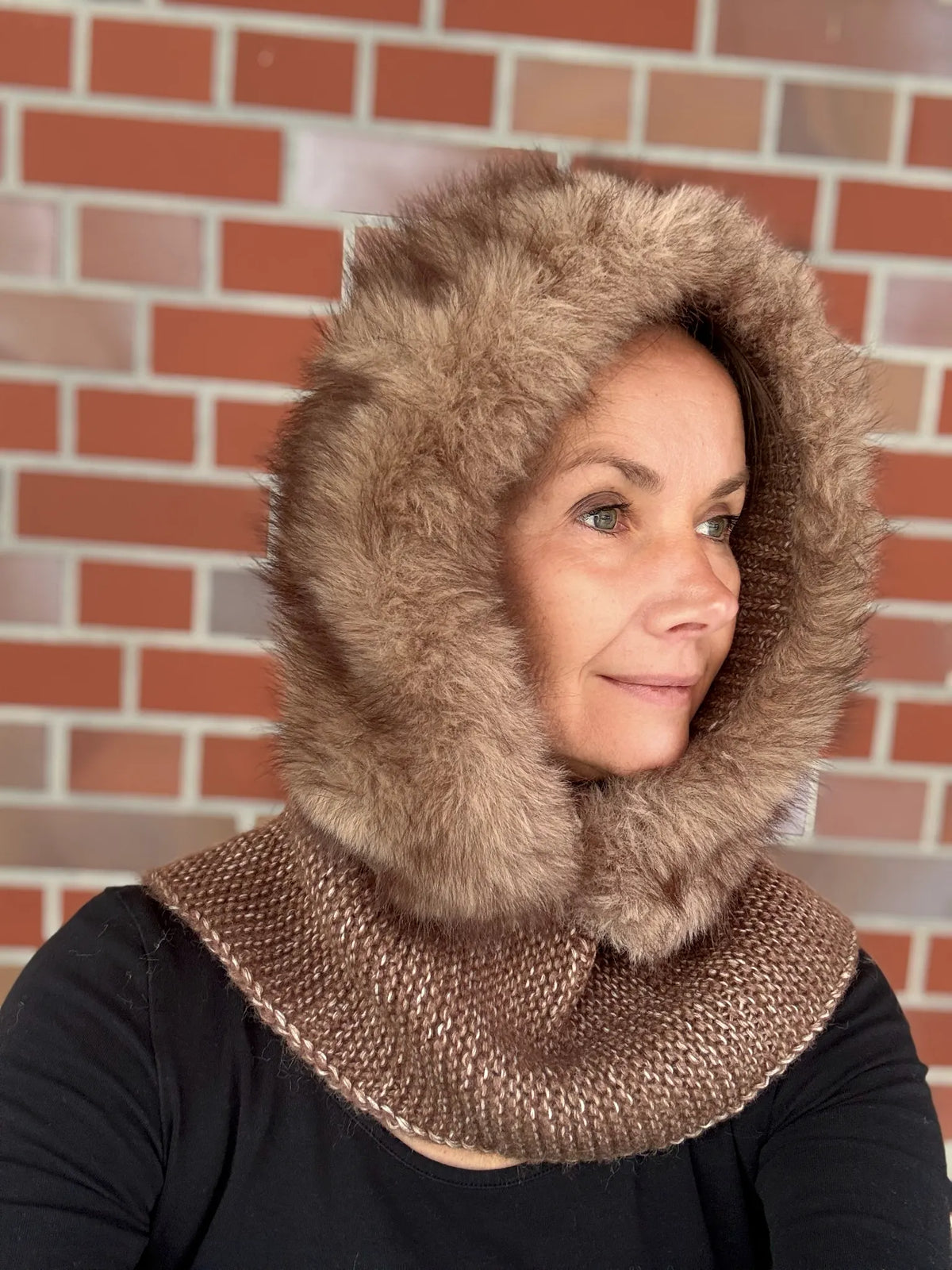 Nijens Balaclava Damen braun mit Kunstfell am Model – Kapuzenschal für Winter