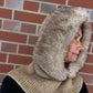 Nijens Balaclava Damen beige mit Kunstfell am Model – warmer Kapuzenschal für Winter. Seitenansicht. Bild 2.