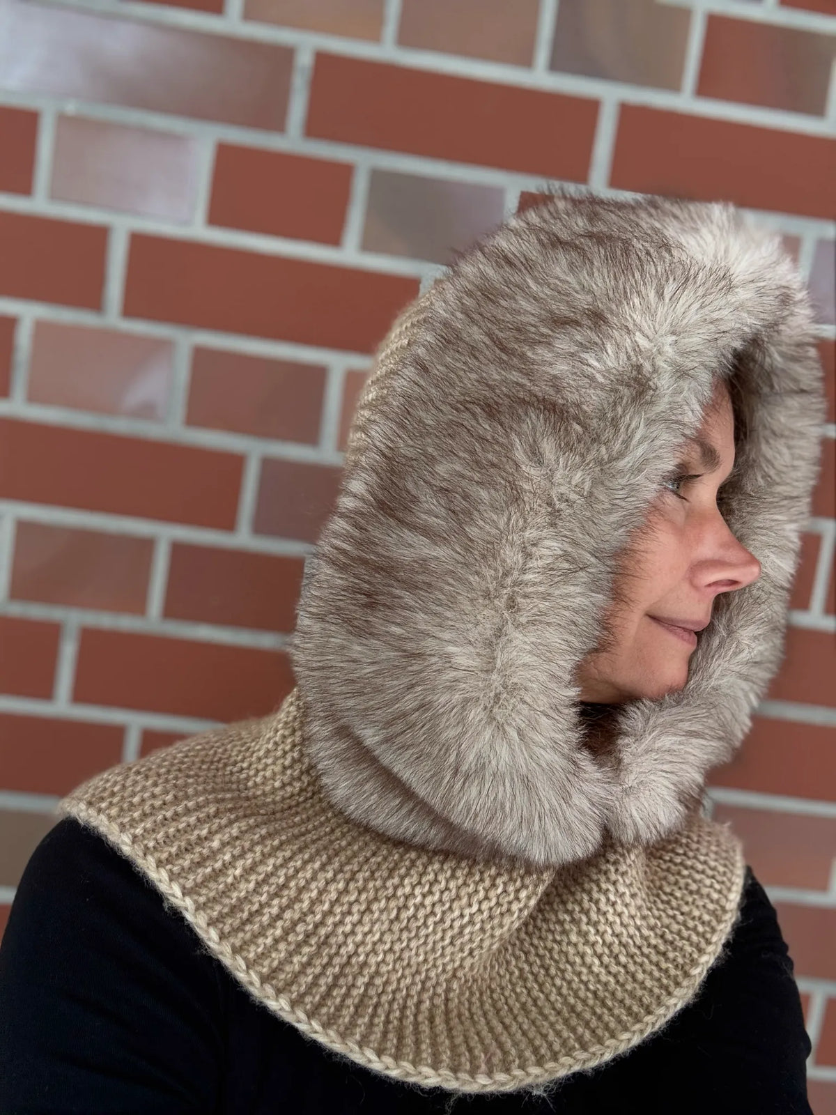 Nijens Balaclava Damen beige mit Kunstfell am Model – warmer Kapuzenschal für Winter. Seitenansicht. Bild 2.