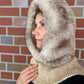 Nijens Balaclava Damen beige mit Kunstfell am Model – warmer Kapuzenschal für Winter. Seitenansicht.