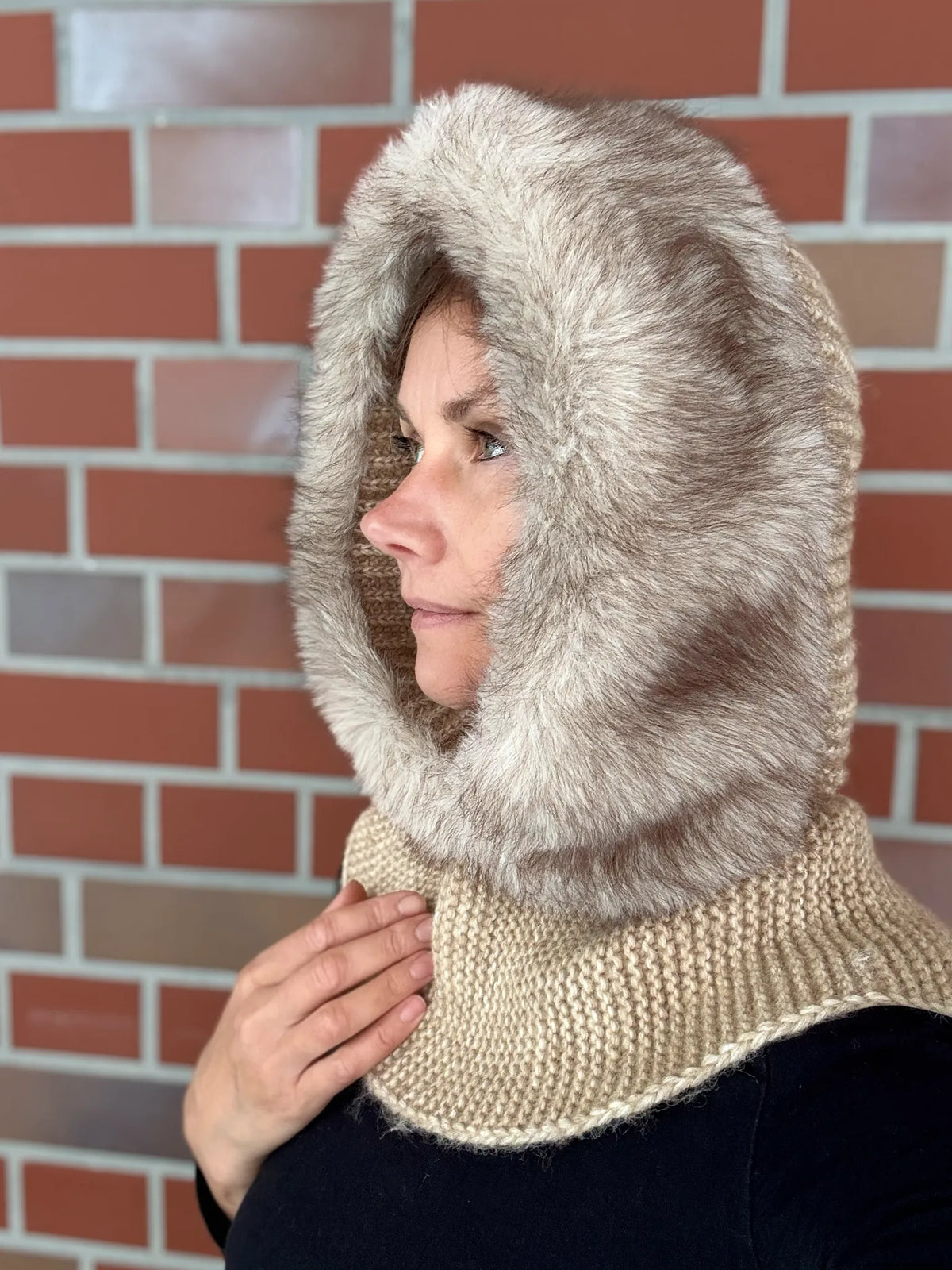Nijens Balaclava Damen beige mit Kunstfell am Model – warmer Kapuzenschal für Winter. Seitenansicht.