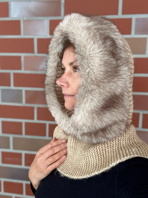 Nijens Balaclava Damen beige mit Kunstfell am Model – warmer Kapuzenschal für Winter. Seitenansicht.