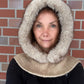 Nijens Balaclava Damen beige mit Kunstfell am Model – warmer Kapuzenschal für Winter. Frontalansicht.