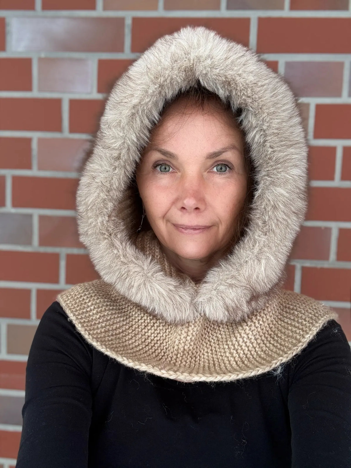 Nijens Balaclava Damen beige mit Kunstfell am Model – warmer Kapuzenschal für Winter. Frontalansicht.