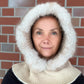 Nijens Balaclava Damen creme mit Kunstfell am Model – warmer Kapuzenschal für Winter