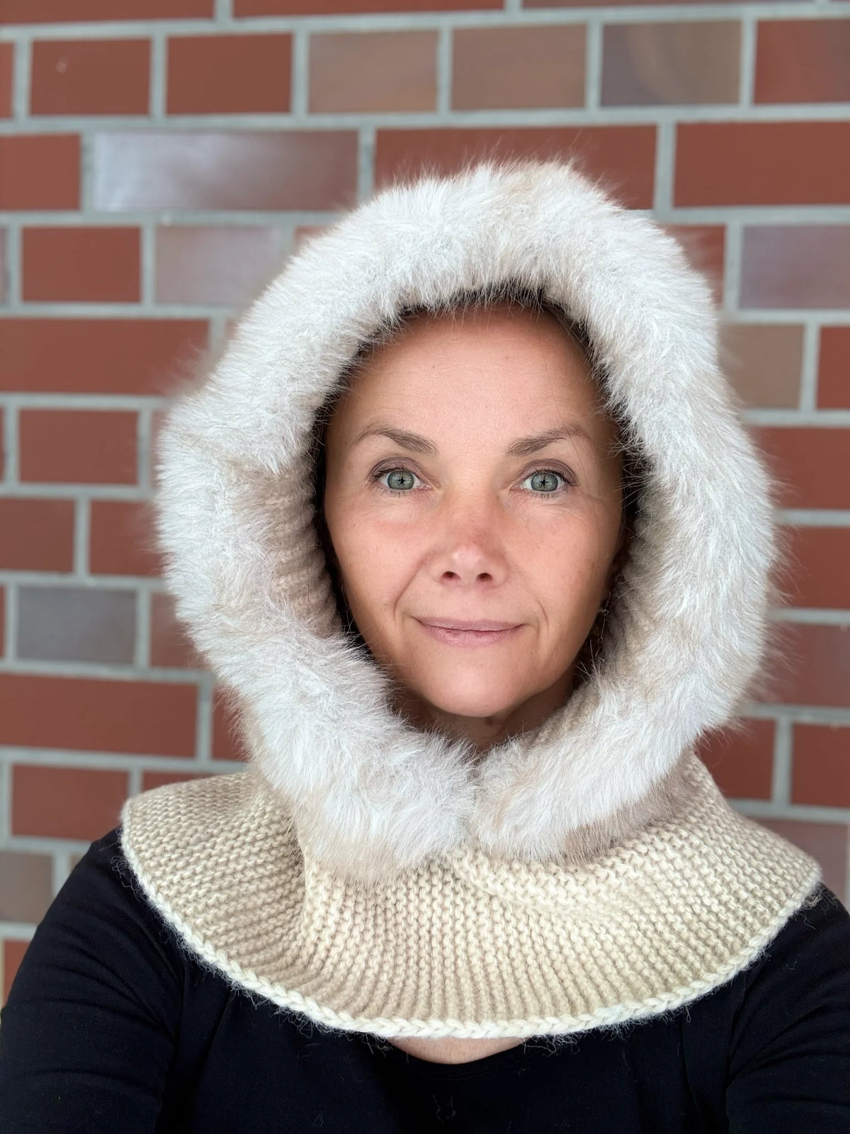Nijens Balaclava Damen creme mit Kunstfell am Model – warmer Kapuzenschal für Winter