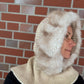 Nijens Balaclava Damen creme mit Kunstfell am Model – warmer Kapuzenschal für Winter. Seitenansicht.