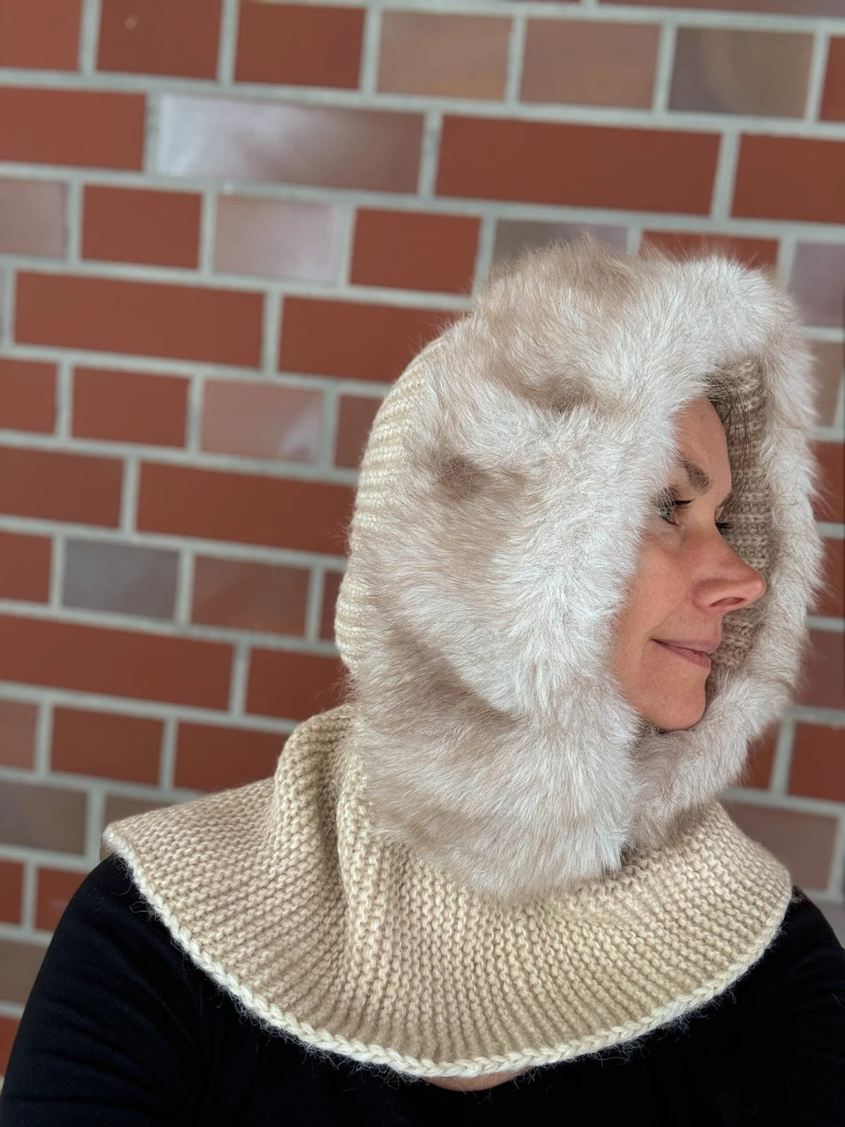 Nijens Balaclava Damen creme mit Kunstfell am Model – warmer Kapuzenschal für Winter. Seitenansicht.