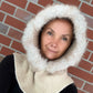 Nijens Balaclava Damen creme mit Kunstfell am Model – warmer Kapuzenschal für Winter. Frontalansicht.