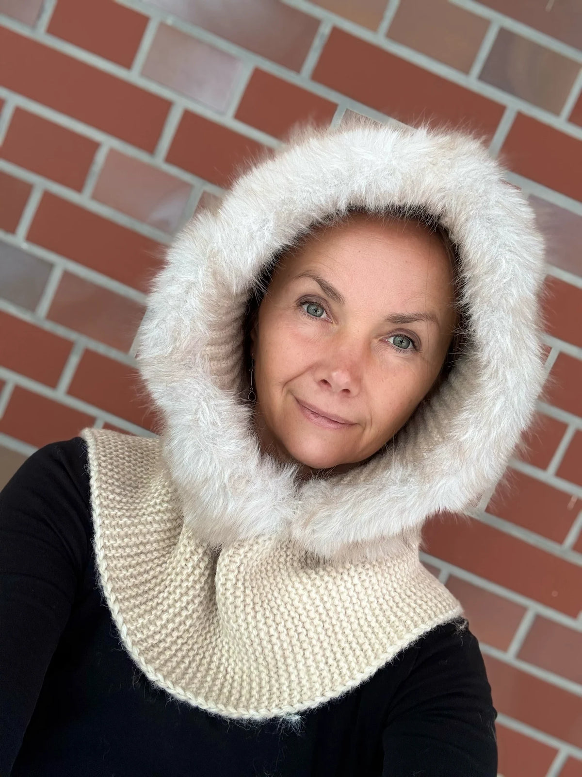 Nijens Balaclava Damen creme mit Kunstfell am Model – warmer Kapuzenschal für Winter. Frontalansicht.