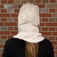 Nijens Balaclava in Beige mit langen Schalenden am Model – Rückansicht