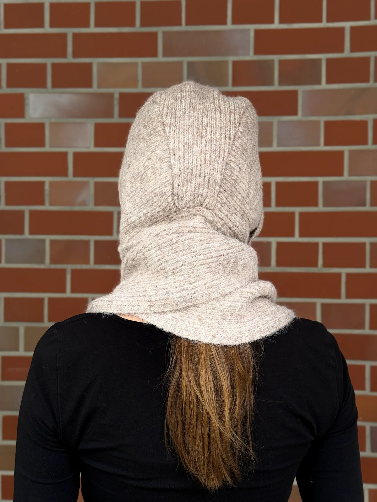 Nijens Balaclava in Beige mit langen Schalenden am Model – Rückansicht