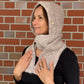 Nijens Balaclava in Beige mit langen Schalenden am Model – Seitenansicht