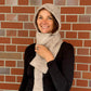 Nijens Balaclava in Beige mit langen Schalenden am Model – Vorderansicht