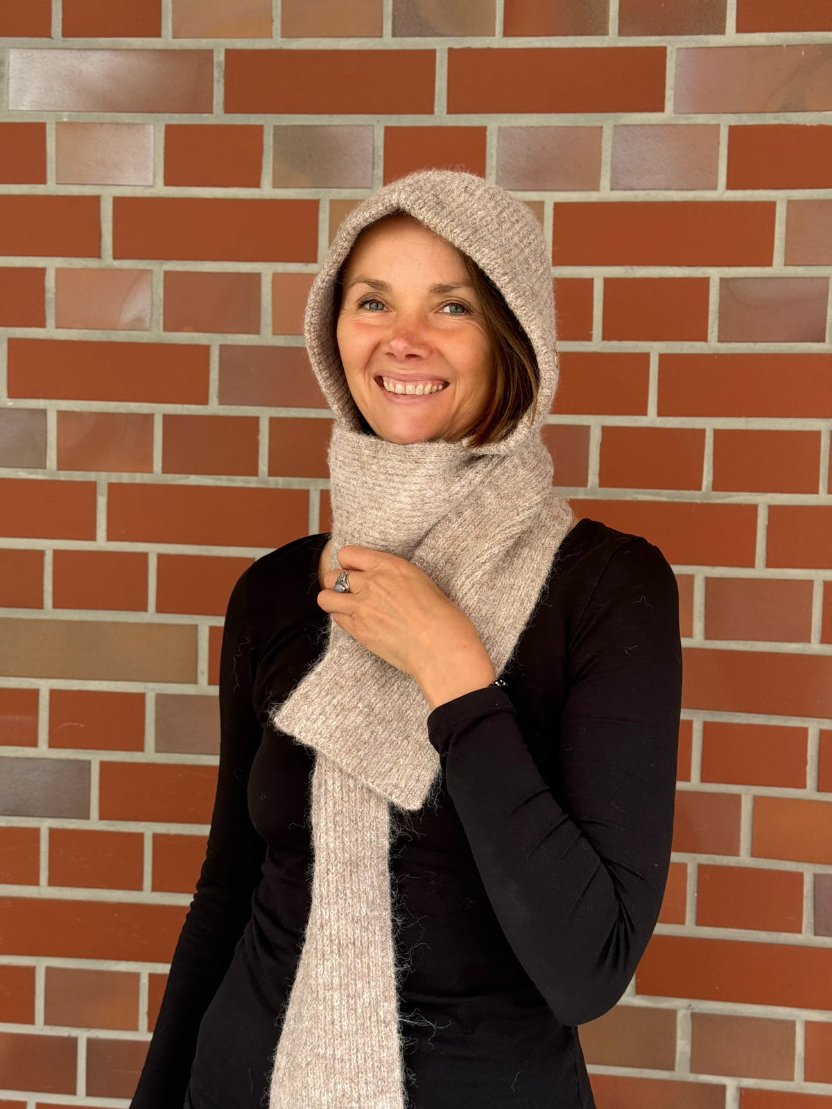 Nijens Balaclava in Beige mit langen Schalenden am Model – Vorderansicht