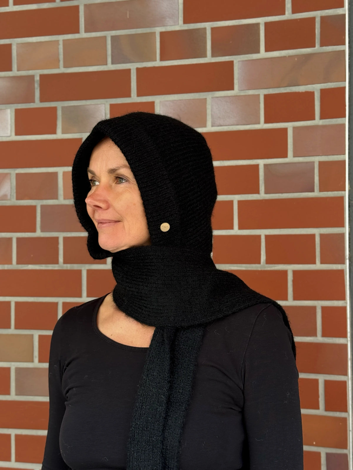 Nijens Balaclava in Schwarz mit langen Schalenden am Model – Vorderansicht