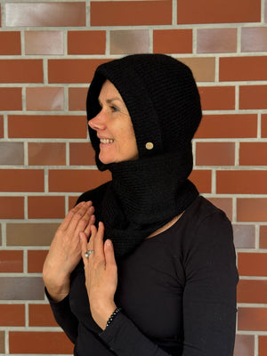 Nijens Balaclava in Schwarz mit langen Schalenden am Model – Seitenansicht
