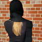 Nijens Balaclava in Schwarz mit langen Schalenden am Model – Rückansicht
