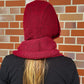 Nijens Balaclava in Weinrot mit langen Schalenden am Model – Seitenansicht