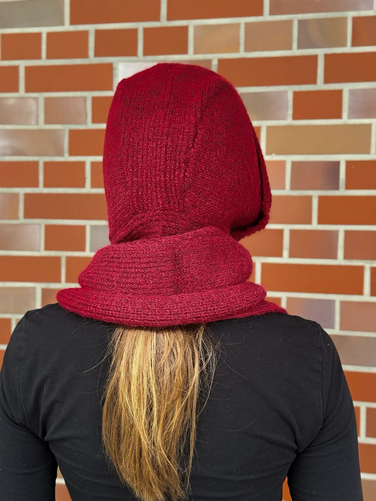 Nijens Balaclava in Weinrot mit langen Schalenden am Model – Seitenansicht