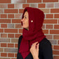 Nijens Balaclava in Weinrot mit langen Schalenden am Model – Seitenansicht