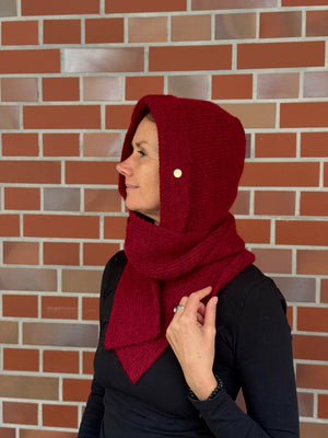Nijens Balaclava in Weinrot mit langen Schalenden am Model – Seitenansicht