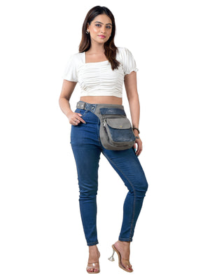 Eine Frau präsentiert Hüfttasche Gassitasche Super-Hannover aus Canvas und echtem Leder in Grau-Blau mit geprägtem Lederpatch