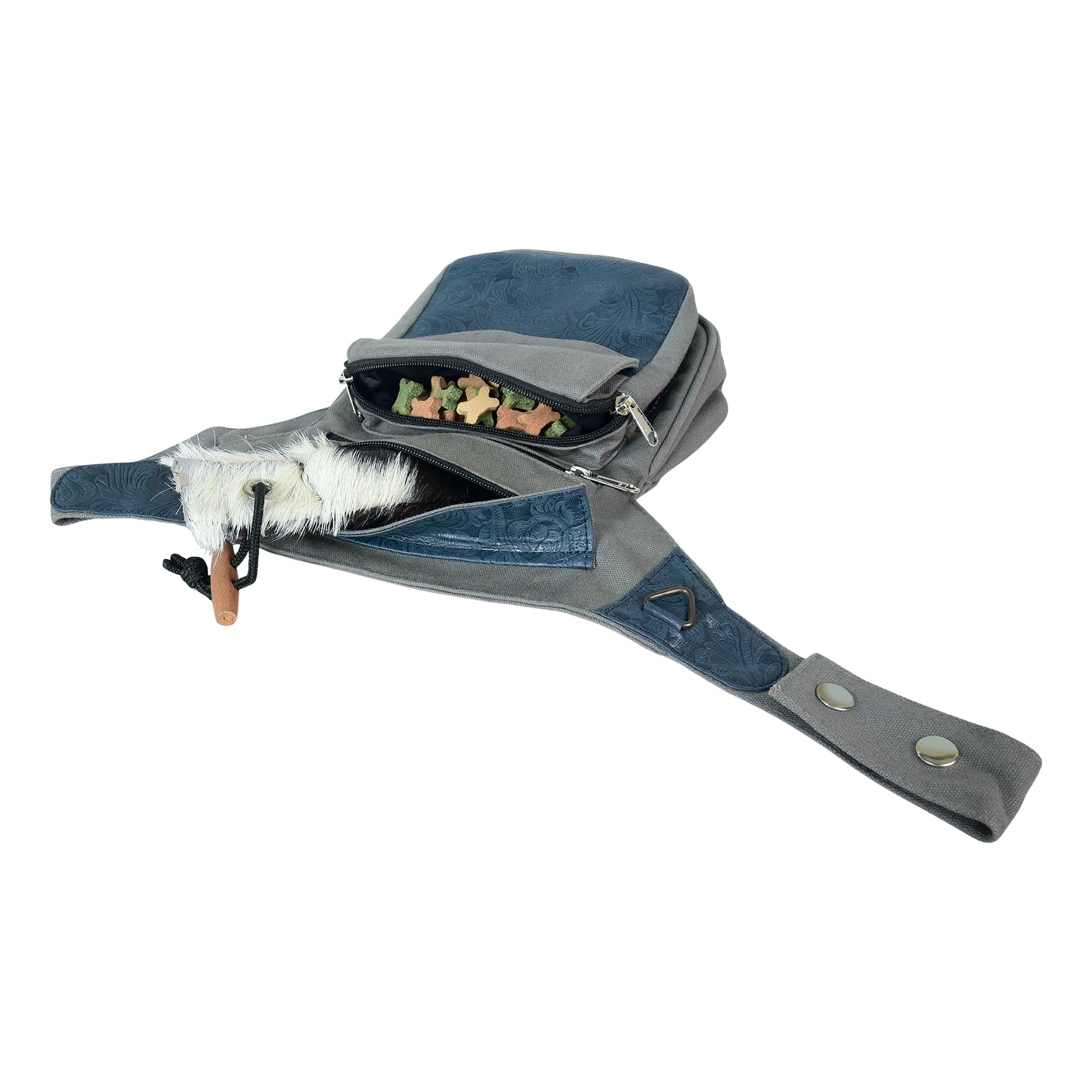 Gassitasche Super-Hannover aus Canvas und Leder Graublau mit geöffneten Fächern für Leckerlis und Spielzeug