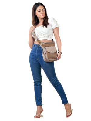 Model präsentiert Crossbody Gassitasche Super-Hannover aus Canvas und echtem Leder in Beige mit geprägtem Lederpatch