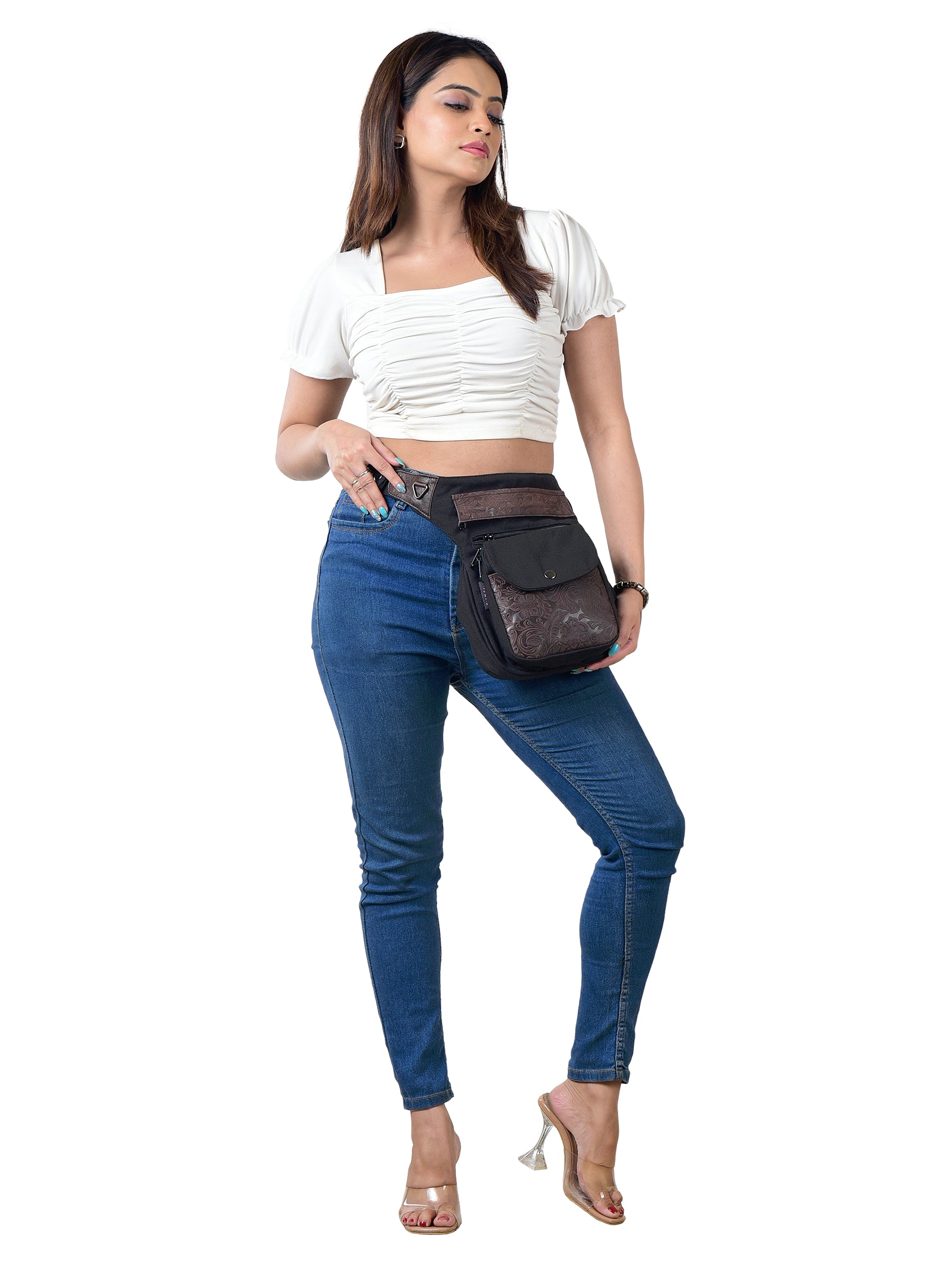 Leder Vintage Gassi-Tasche Nijens in Braun-Schwarz mit geprägtem Muster, getragen als Hüfttasche – mit mehreren Fächern für Hundespaziergänge