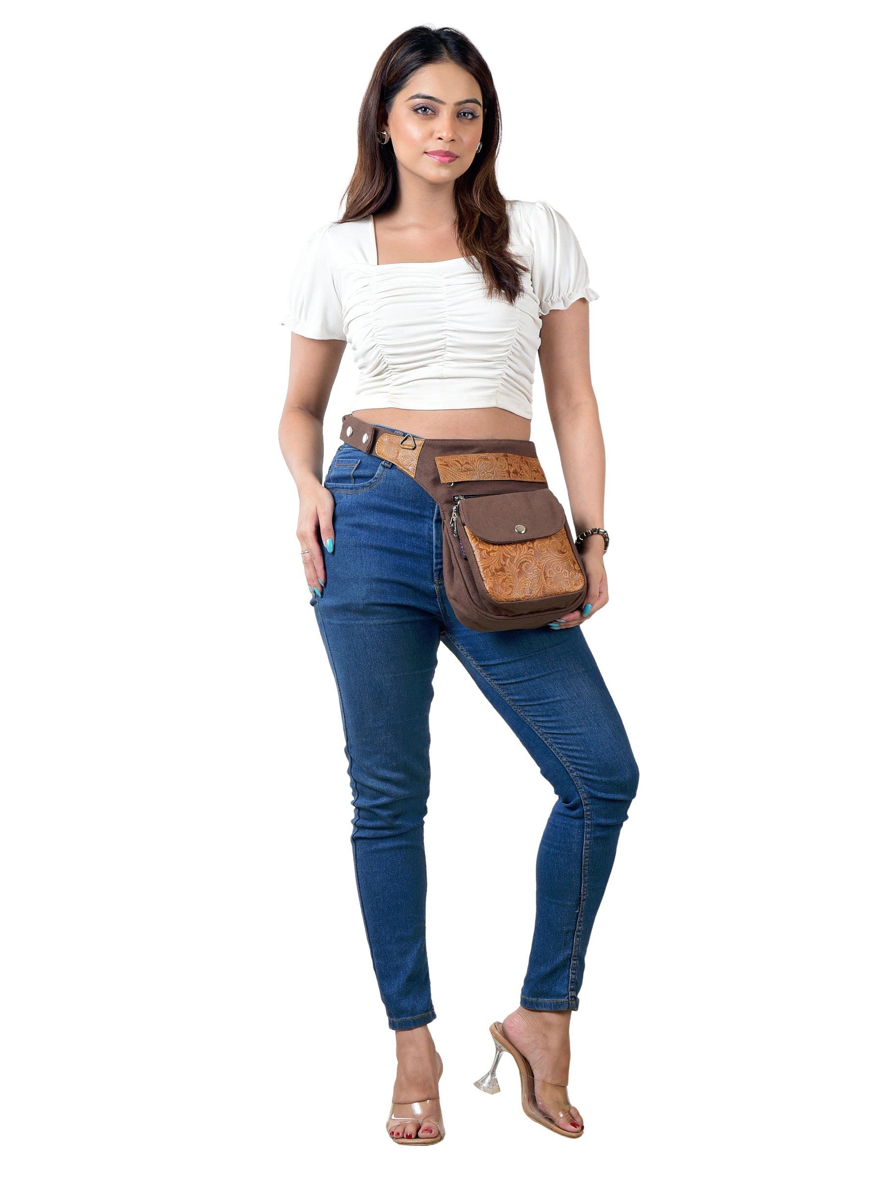 Model trägt die braune Gassitasche Super-Hannover als Hüfttasche, Vintage-Look mit geprägtem Leder