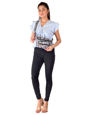 Frau trägt Nijens Crossbody Bag Torino mit Pfoten Design in Grau